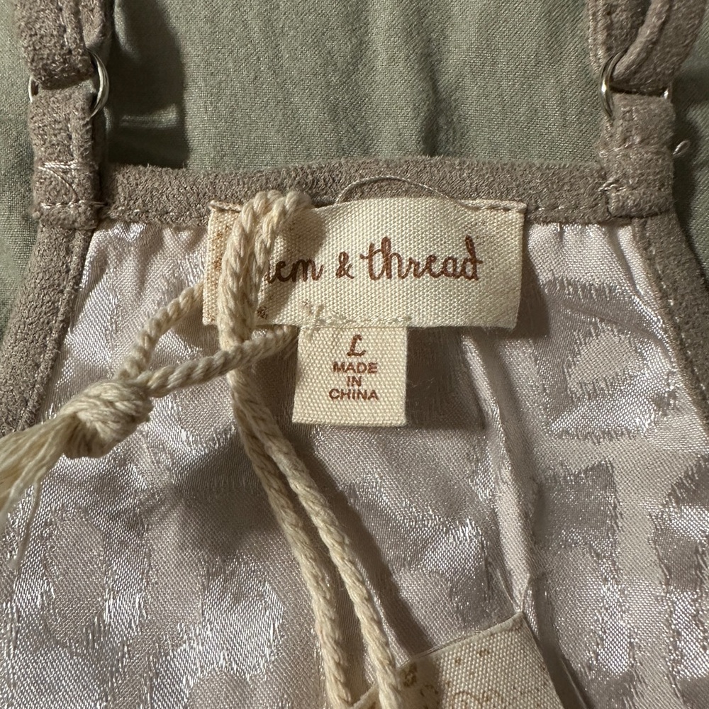 NWT Hem & Thread top. - Picture 6 of 7